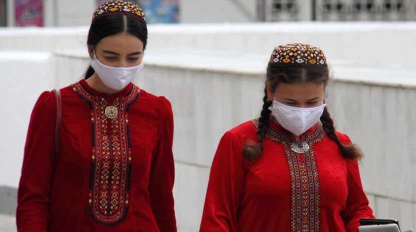В Туркменистане людей обязали носить только белые маски