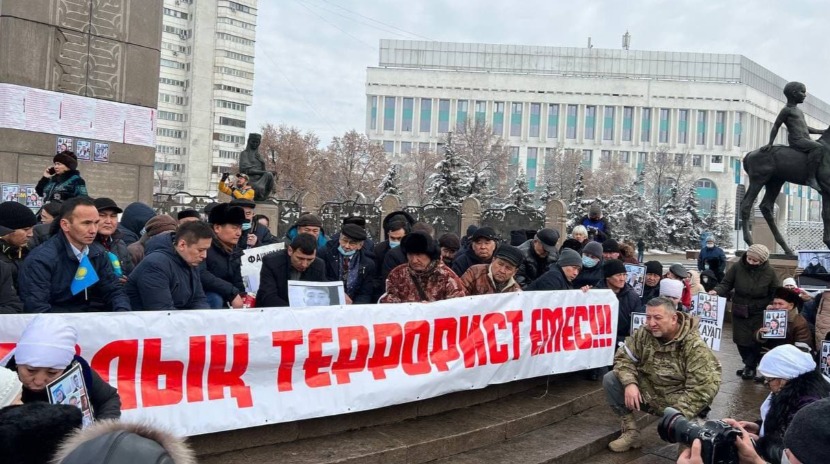 Как к алматинским митингующим пришли "гости из прокуратуры"