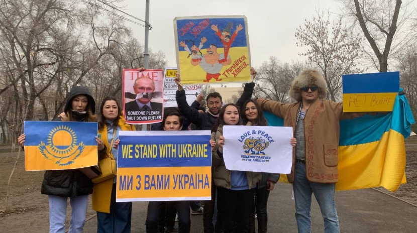 Украина незалежна: как прошел антивоенный митинг в Алматы