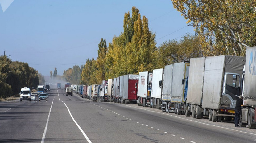 Казахстан не спешит впускать кыргызстанцев на границе