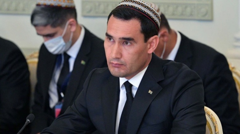 Таксистов Туркменистана обязали приклеить на лобовые стёкла портрет Сердара Бердымухамедова