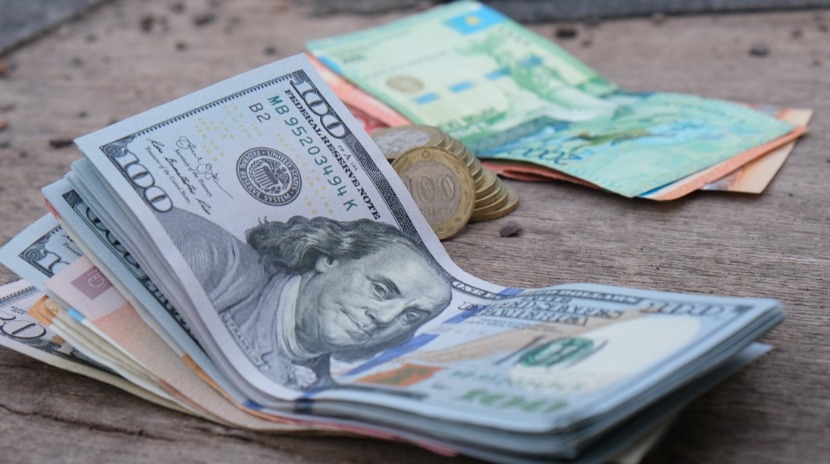 За месяц курс доллара снизился на 62,11 тенге. Рассказываем, что произошло