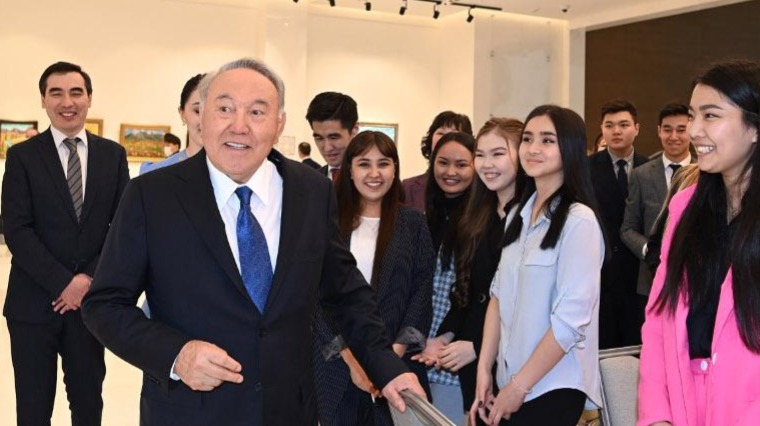 Появление Назарбаева на публике означает, что он еще не вышел из игры - политолог