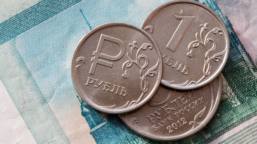 Тенге дешевеет на фоне рубля и доллара. Цены на товары снова вырастут
