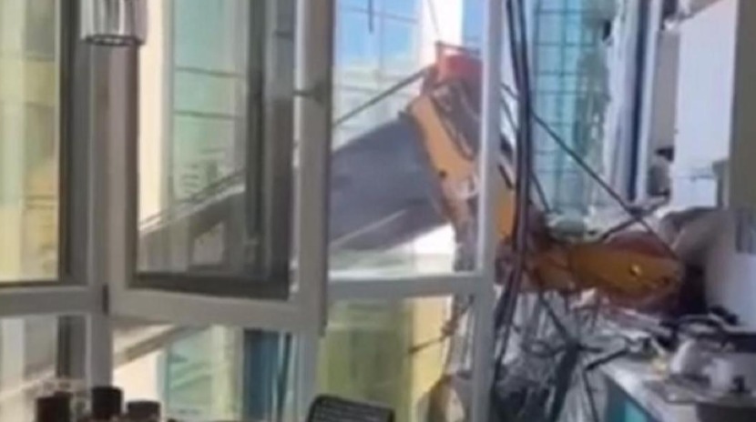 Стрела крана проломила окно квартиры в Нур-Султане