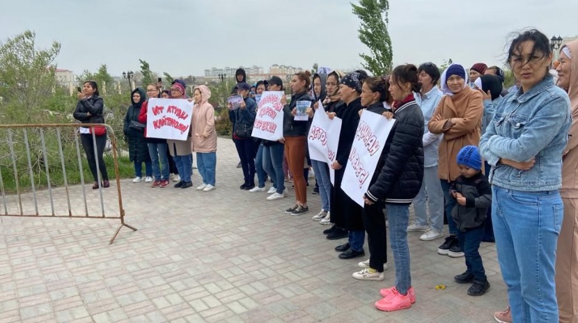 В Атырау люди вышли на митинг, требуя вернуть отстрел бездомных собак