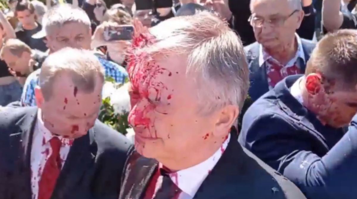 На посла России в Польше напали во время возложения цветов на кладбище советских солдат