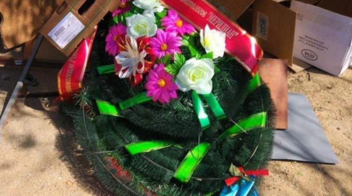 На мусорке в Актау нашли венки в память погибших в ВОВ