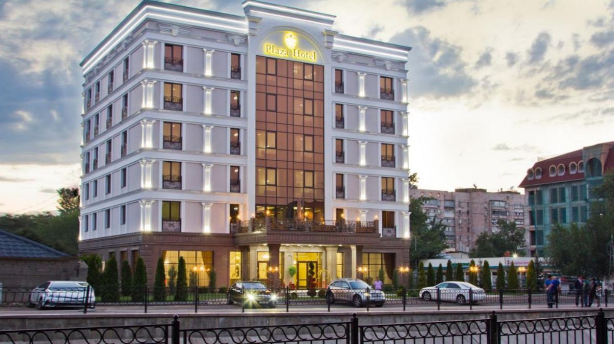 Пожар в элитном отеле Алматы. В здании заблокированы 57 человек
