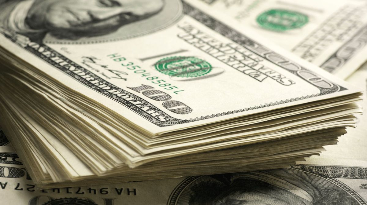 Из Казахстана пытались вывести почти 700 тысяч долларов наличными