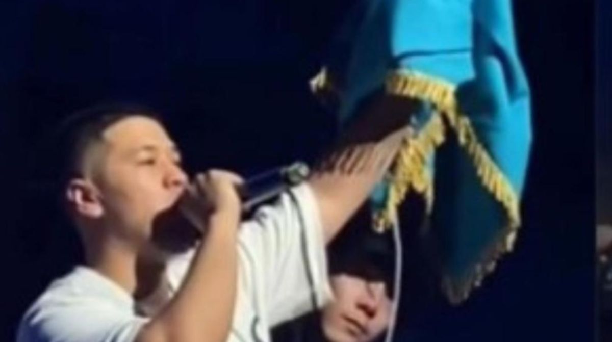 Это позор: на концерте "Ирина Кайратовна" и Shiza уронили флаг Казахстана