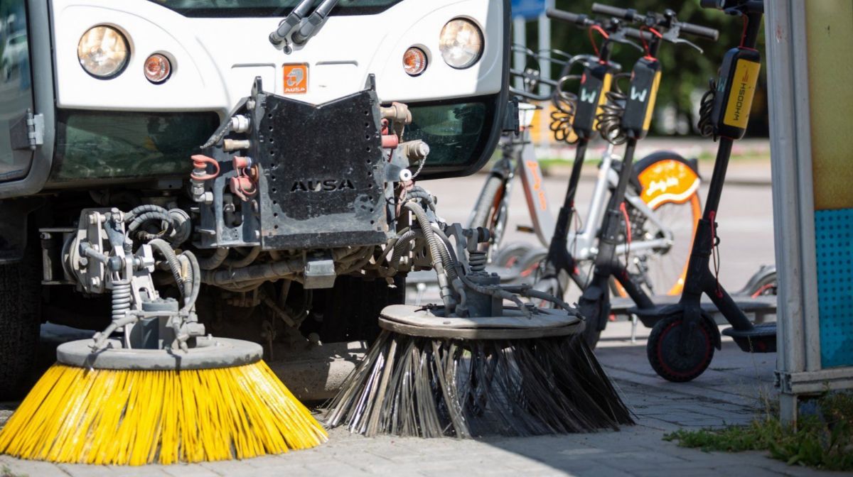 Водитель мусоровоза сбрасывал отходы под деревом в Нур-Султане