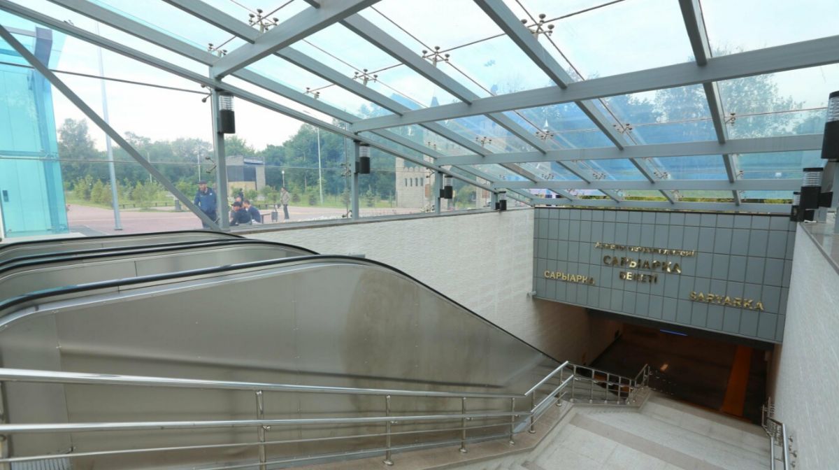 В Алматы на новой станции метро начали отваливаться буквы