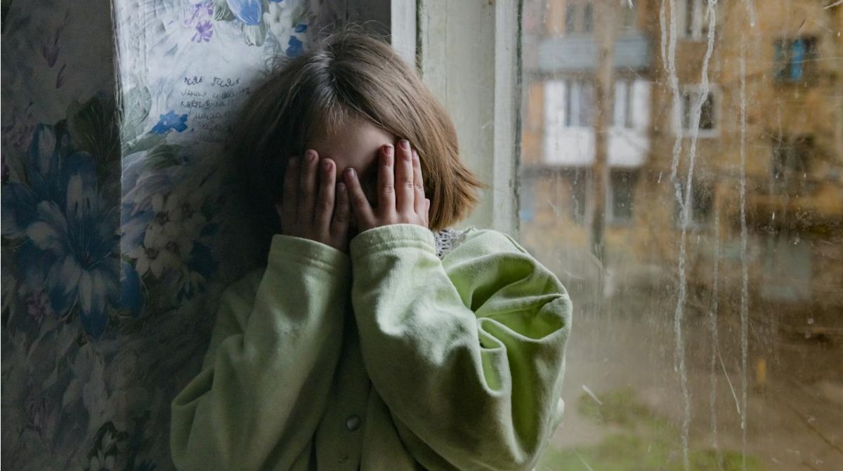 Выбил зубы: в Косши мужчина бил ребенка головой об асфальт