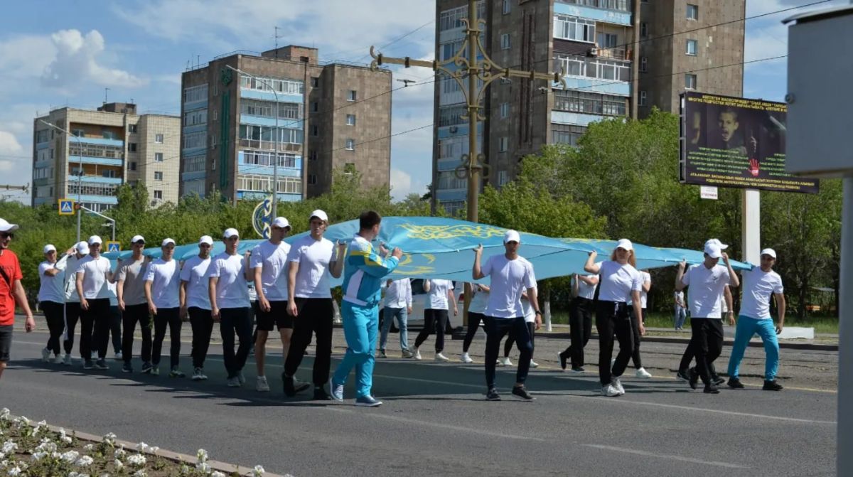 Более 500 темиртаусцев исполнили гимн Казахстана на монументе Металлургов