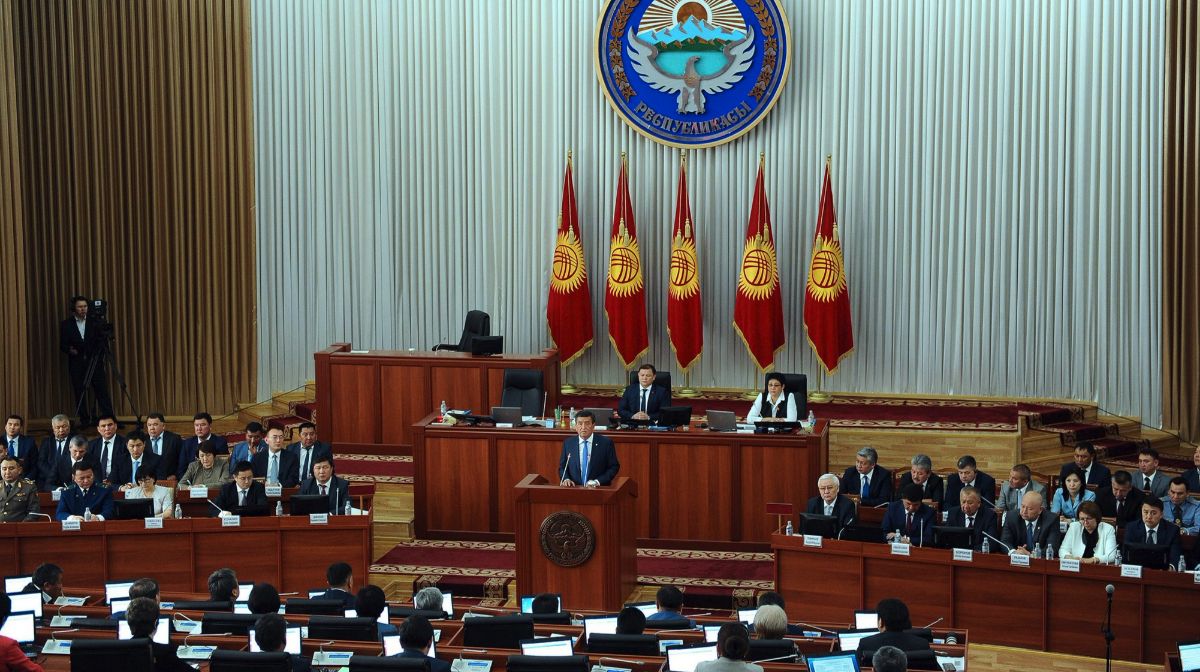 В парламенте Кыргызстана глава КНБ угрожал сломать руку депутату