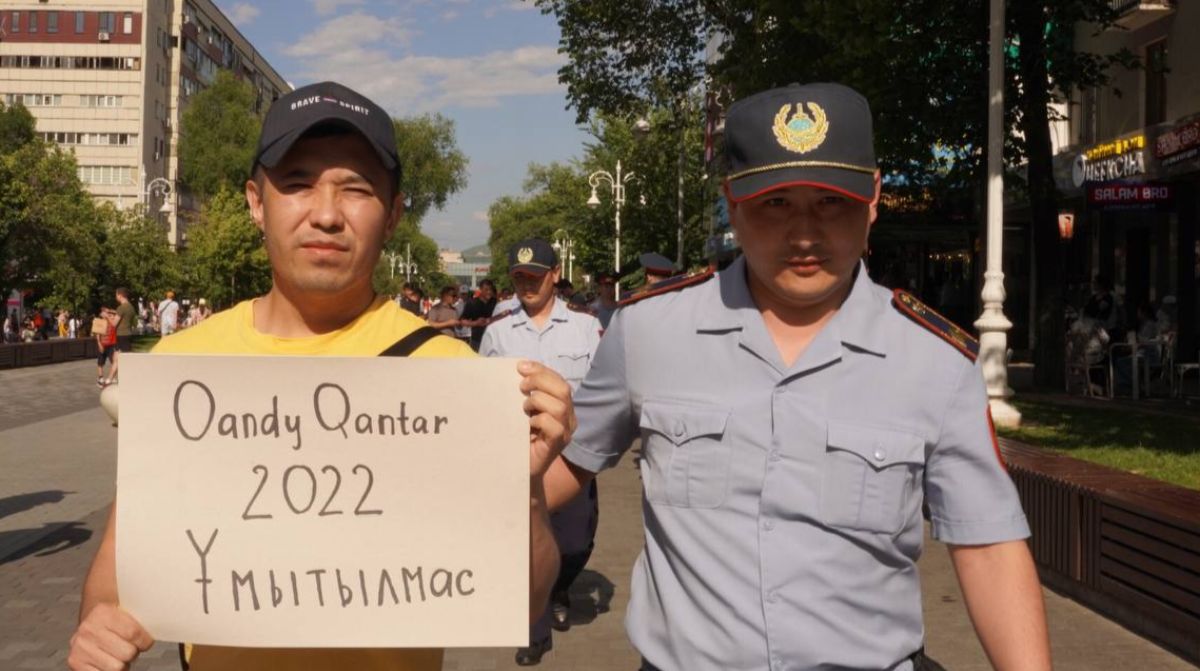 "Кровавый январь не будет забыт": в Алматы прошел пикет против референдума