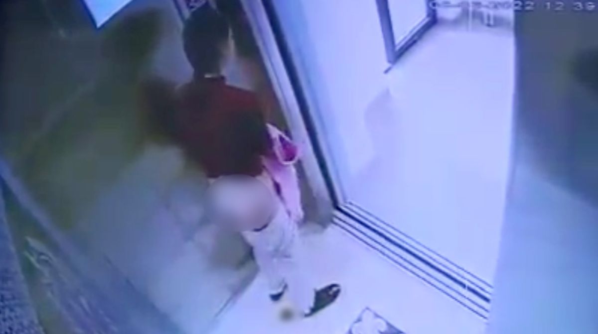 Астанчанка справила нужду в лифте многоэтажки: ее поймали и наказали