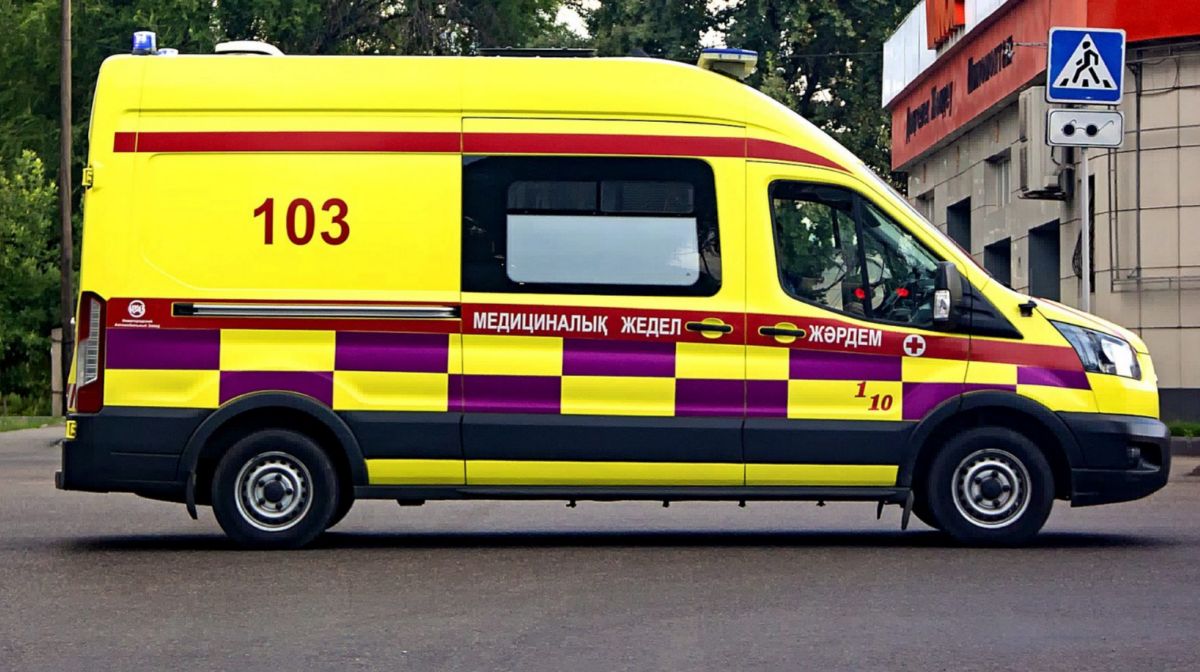 Водитель скорой помощи в Семее попал в аварию