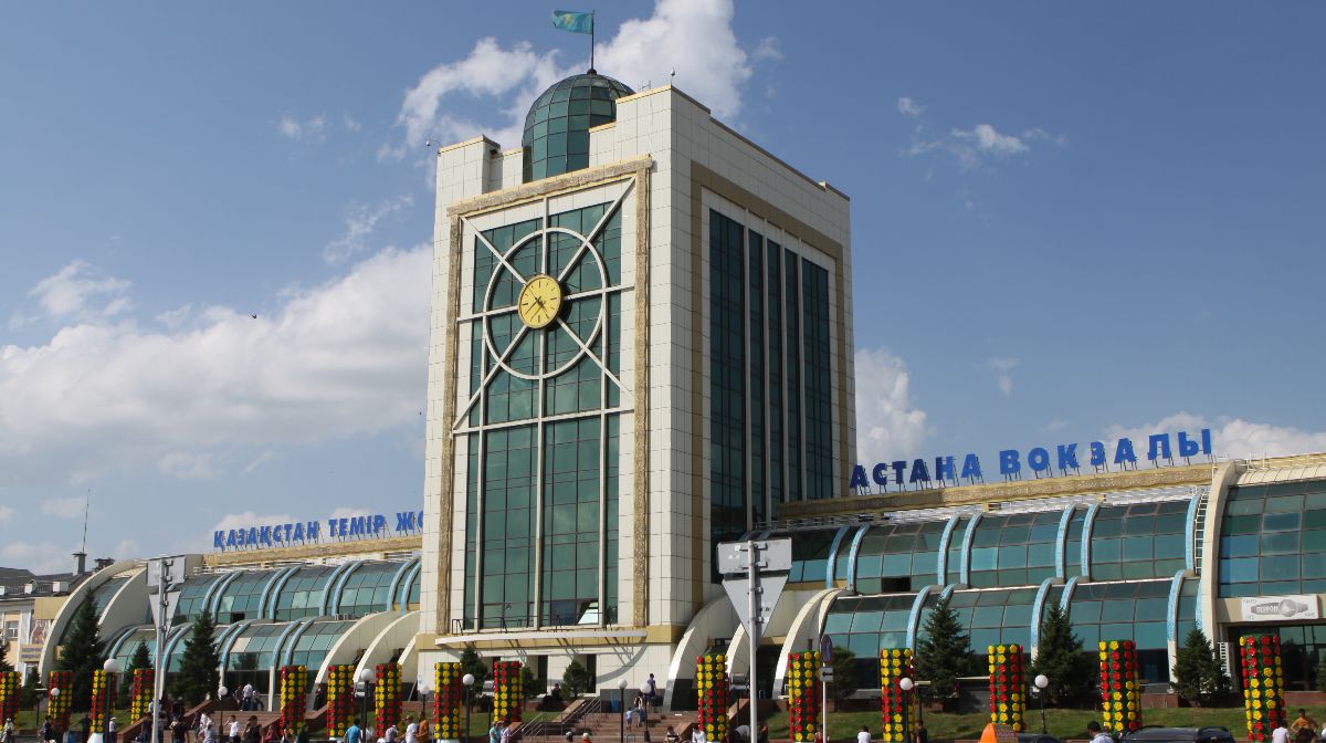 На ж/д вокзале Нур-Султана сделают отдельную полосу для автомобилей
