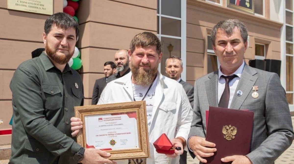 Рамзан Кадыров получил орден "За заслуги перед стоматологией"