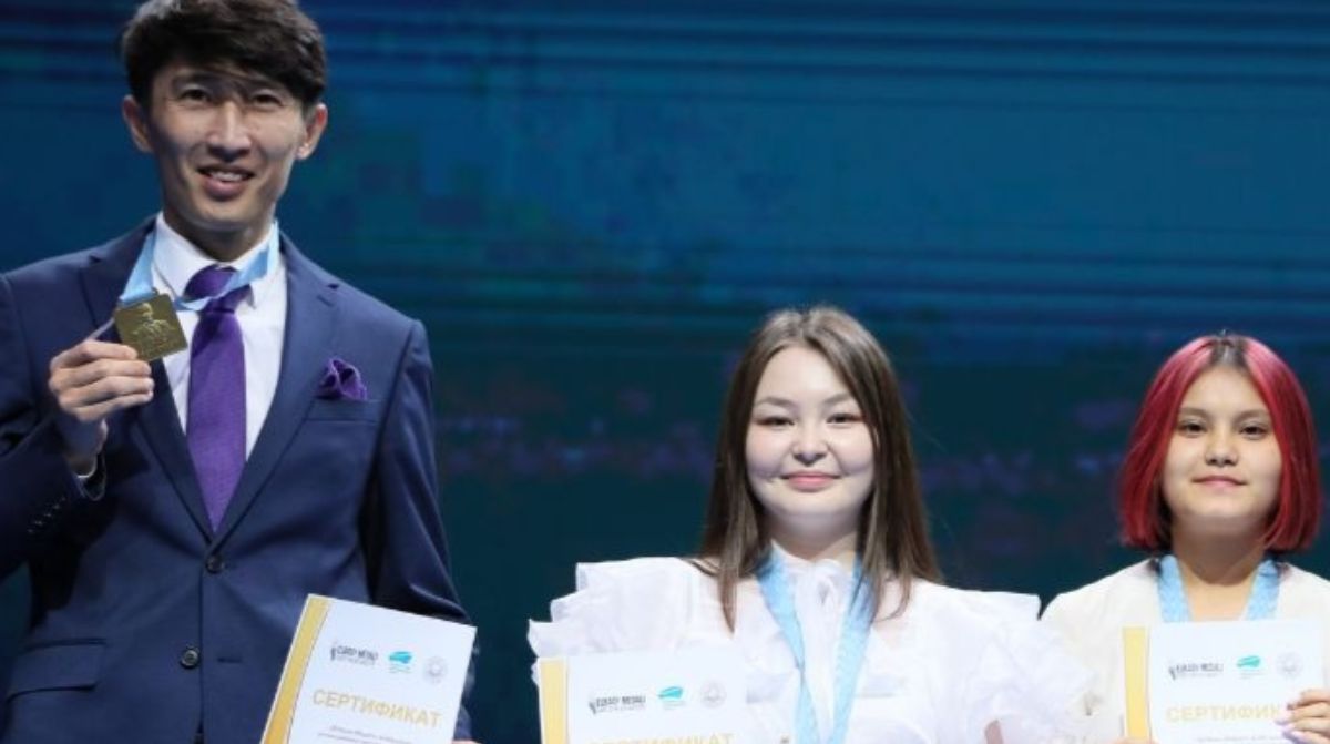 В Казахстане молодежи вручили медали Елбасы, но такого статуса больше не будет