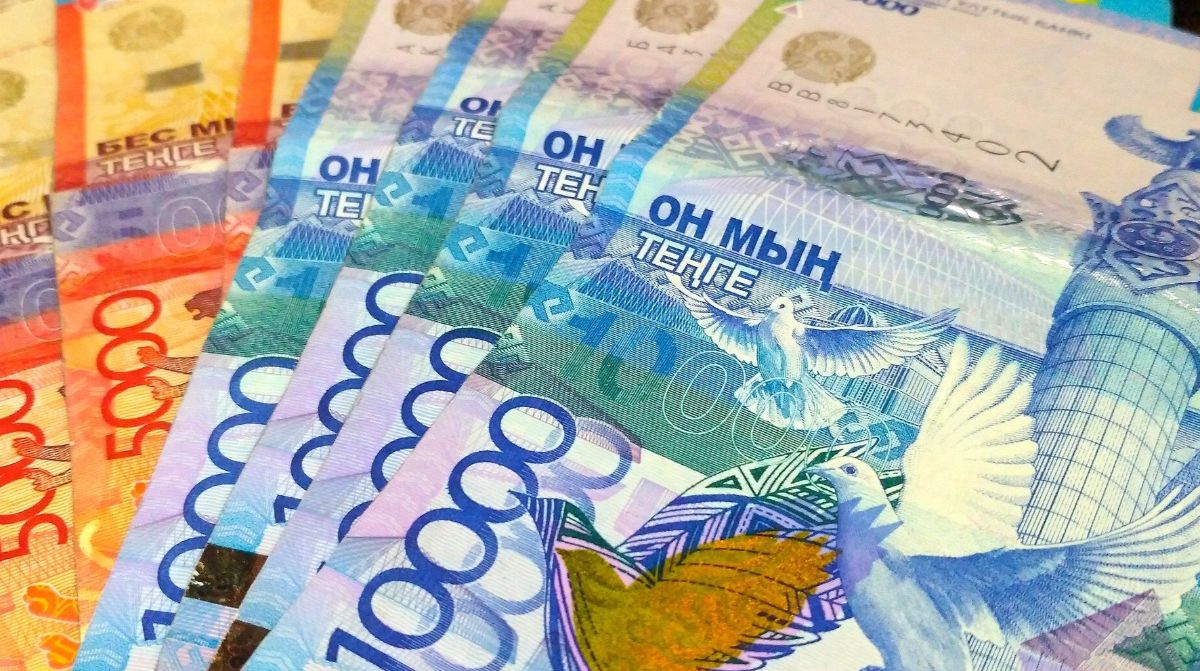 Аналитики назвали отметку, на которой остановится падение тенге