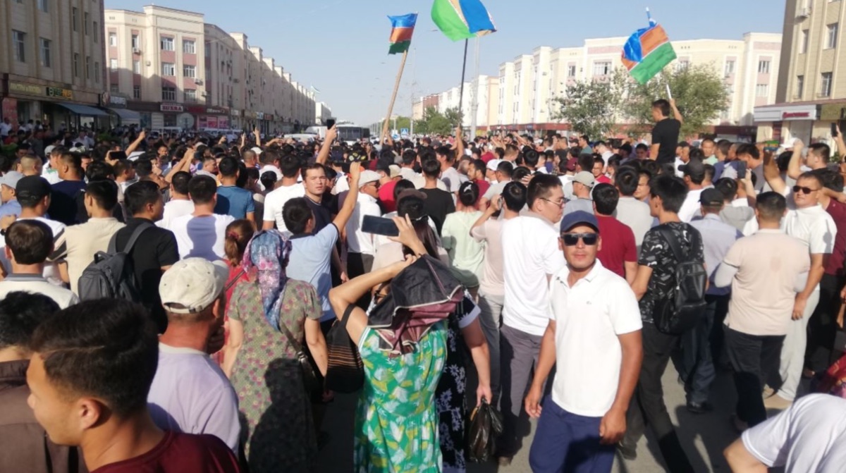 Митинги в Каракалпакстане - тысячи людей на улицах и нет интернета