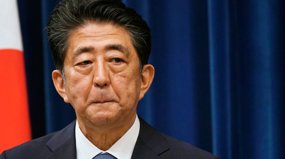 Не подает признаков жизни: в экс-министра Японии стреляли прямо во время выступления