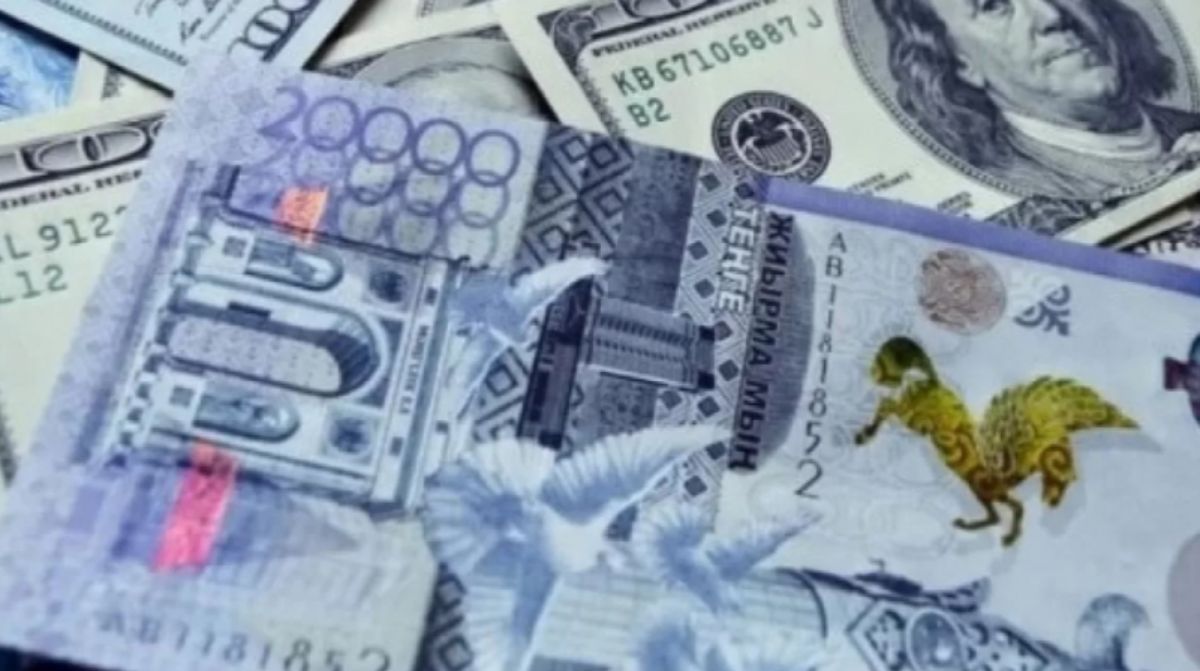 Экономист заявил, что курс выше 500 тенге за доллар "неизбежен"