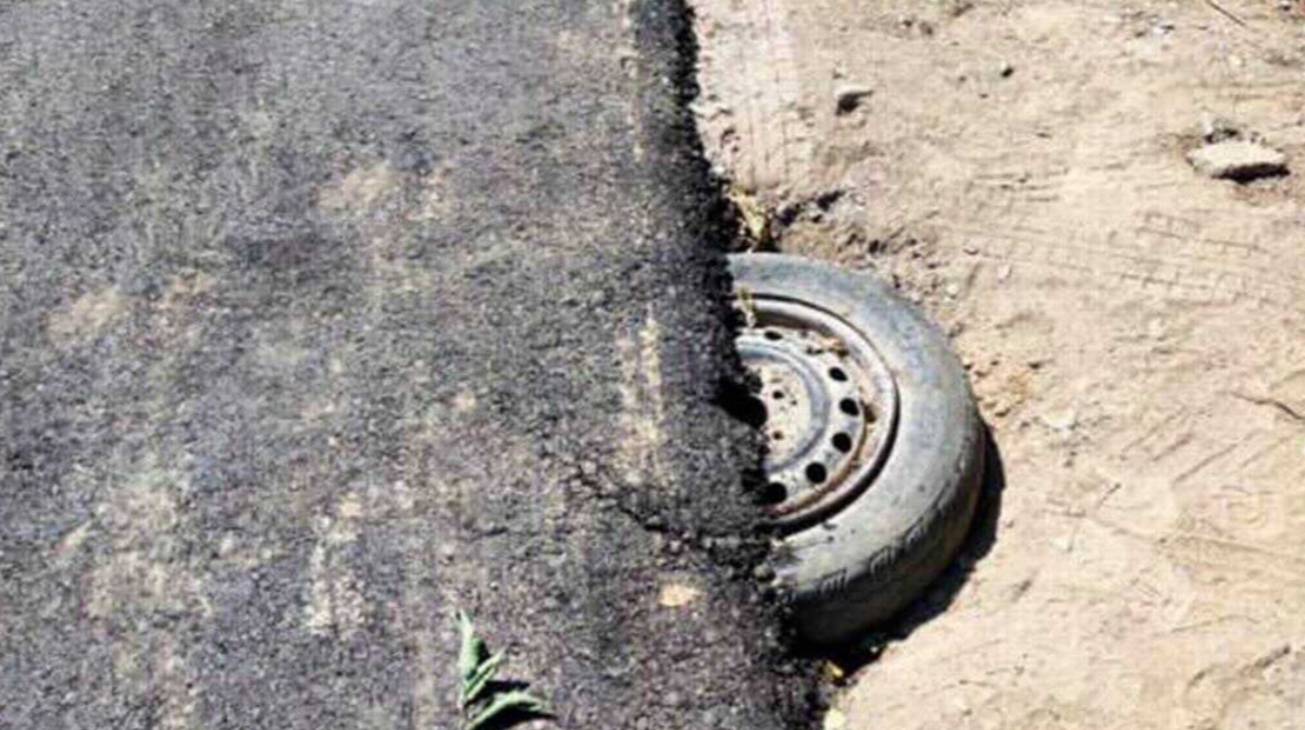 В Алматы колесо закатали в асфальт, чтобы спасти колодезный люк