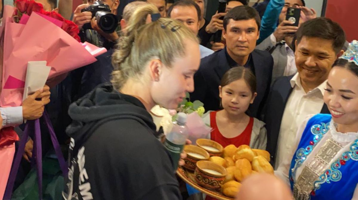 С баурсаками и кумысом: как Рыбакину встретили в Казахстане