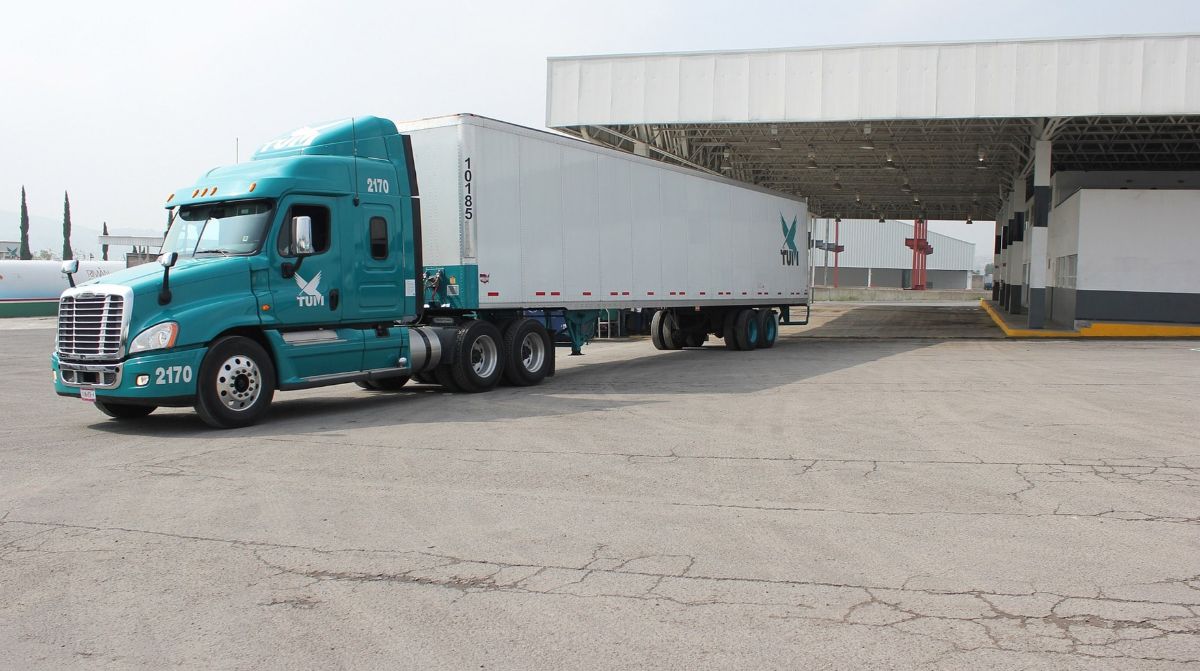 Соседние страны создают дефицит топлива в Казахстане