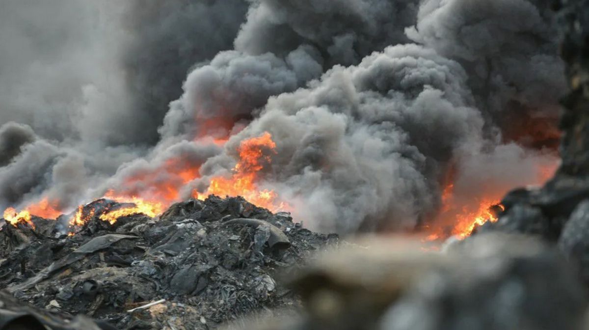 В Жезказгане горит свалка, но власти города не хотят знать об этом
