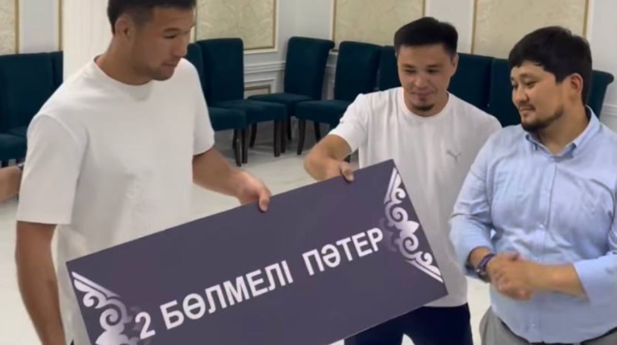 Шавкату Рахмонову подарили квартиру в Актау