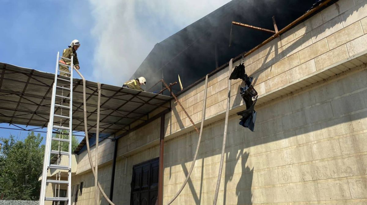 Сотрудник Центра занятости спас в пожаре флаг Казахстана