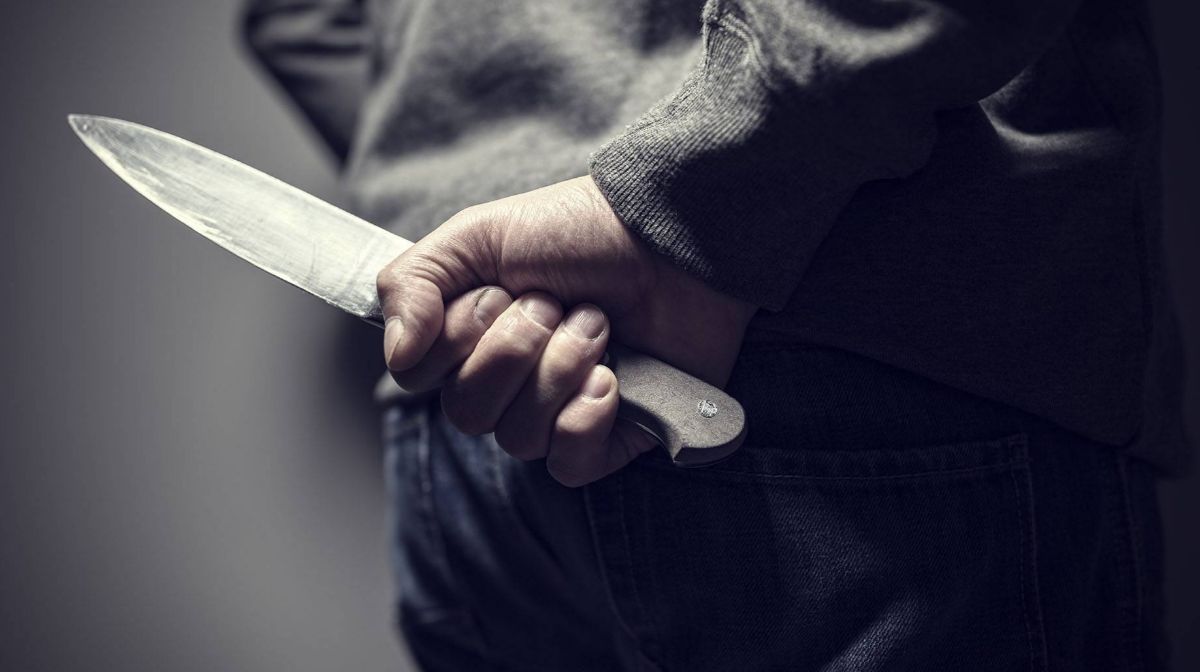 В Алматы мужчина с ножом преследовал детей
