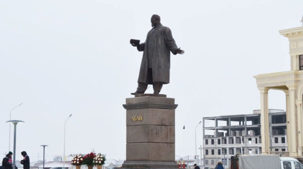 За памятник Абаю в Атырау собираются заплатить 145 миллионов тенге