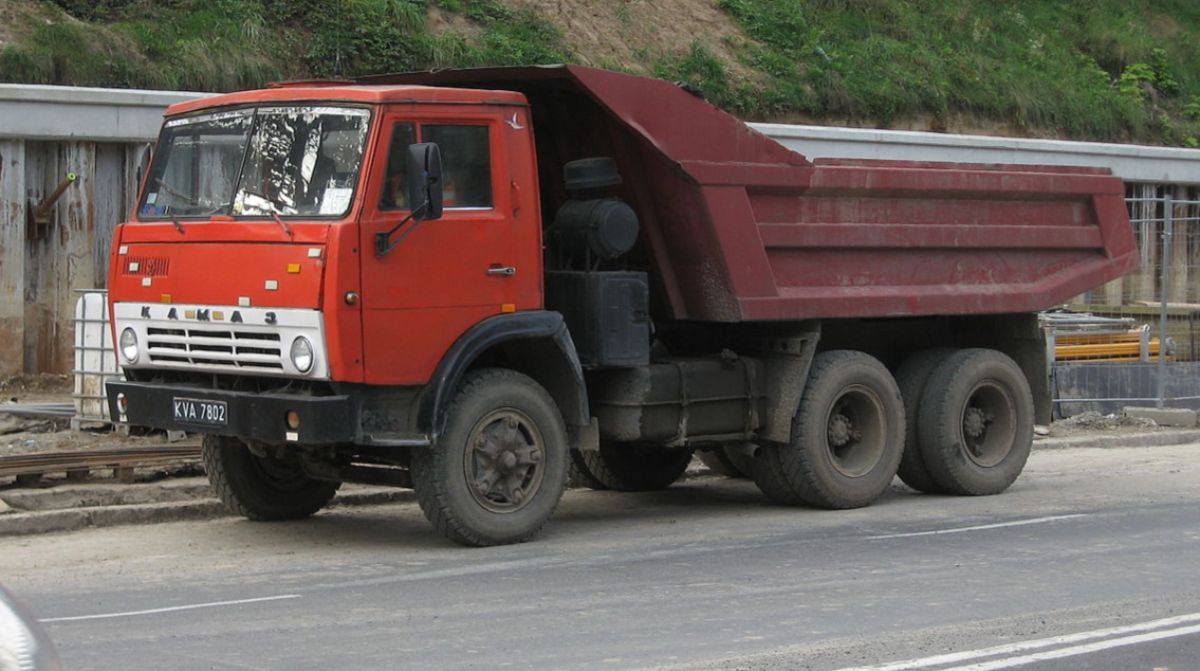 Не для слабонервных: мужчина прыгнул под КамАЗ в Атырауской области