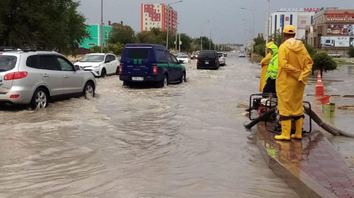 Актау затопили проливные дожди: деревья падают на автомобили, повреждены линии электропередачи