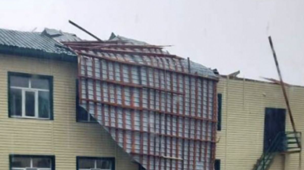 В Атырау сорвало крышу школы из-за ветра