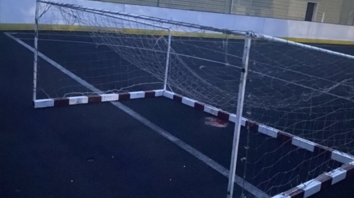 В Уральске ребенка насмерть придавило футбольными воротами