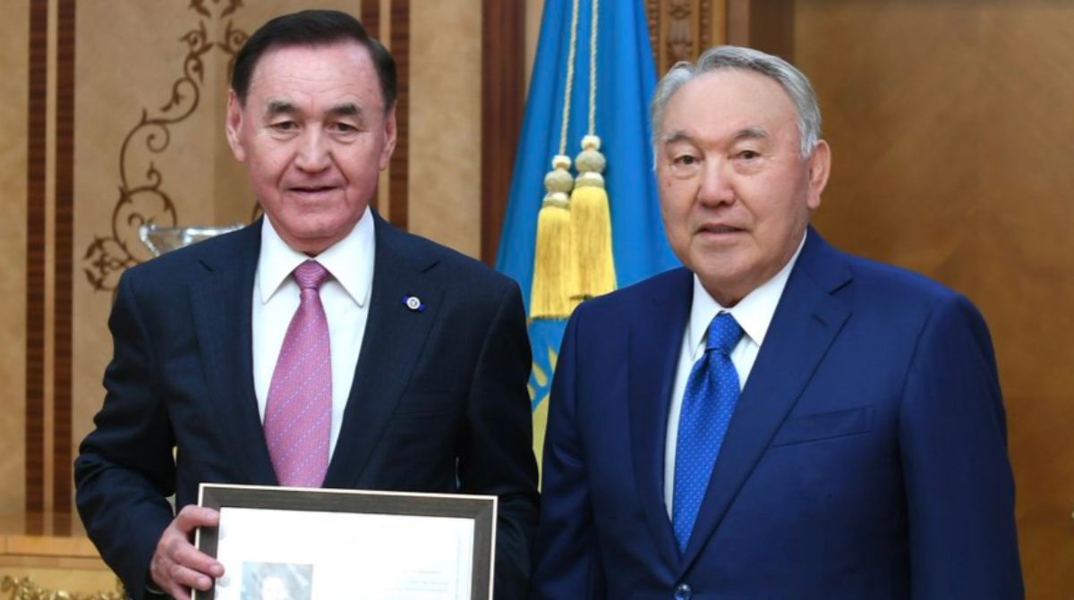 Назарбаев поздравил руководителя канцелярии Касымбекова