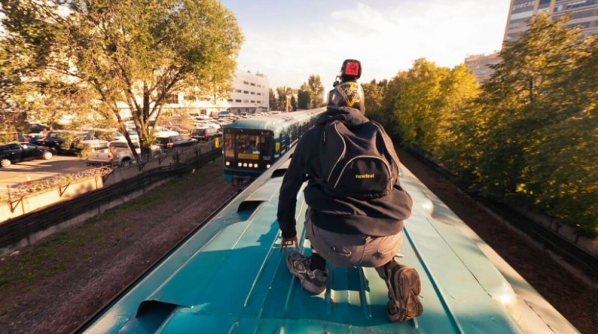 В Алматы у мужчины не было денег на билет и он забрался на крышу поезда, чтобы уехать домой