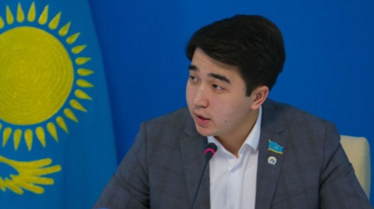 Депутата Мади Ахметова казахстанцы потребовали отправить в армию