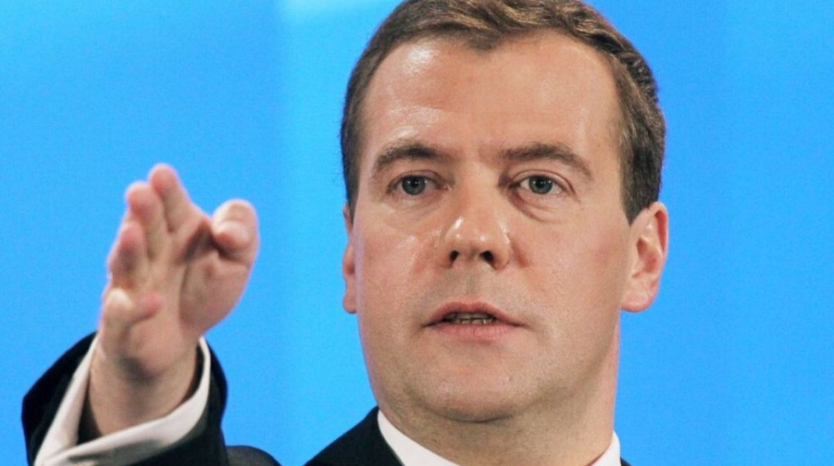 «Главный украинский клоун»: Медведев сравнил Зеленского с Гитлером