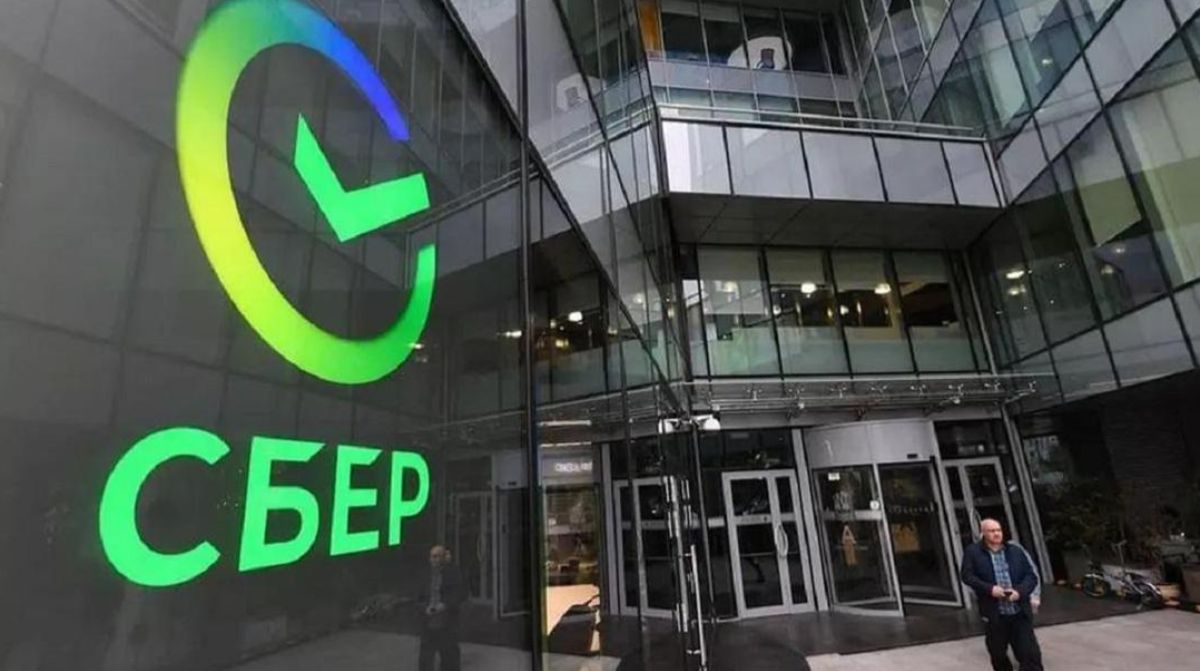 Казахстанские банки перестали принимать платежи в нацвалюте от «‎дочки» Сбербанка из-за санкций