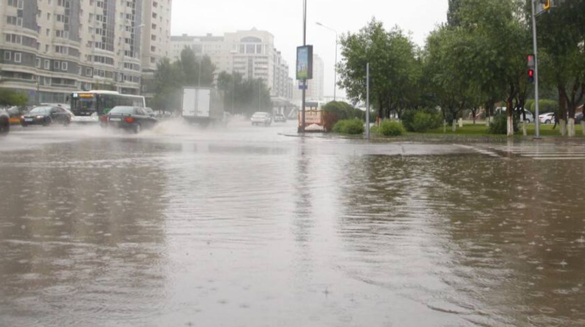 Плавательный сезон в Нур-Султане открыт из-за обильных осадков