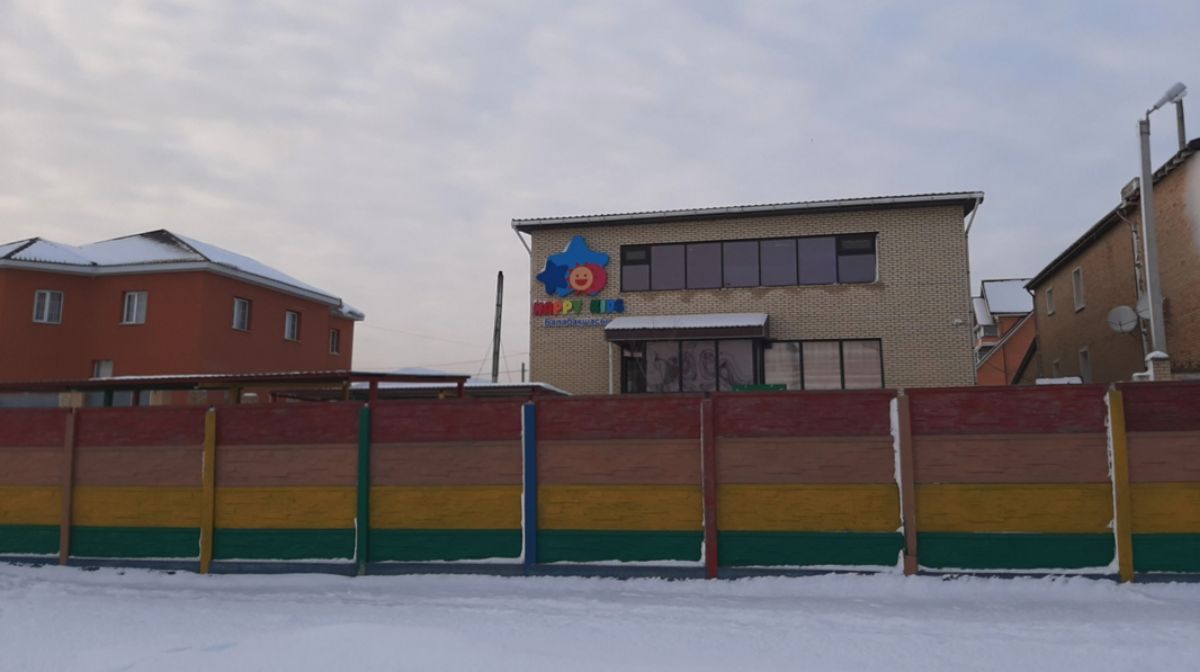 В Караганде решили закрасить забор с радугой, потому что она не нравилась противникам ЛГБТ