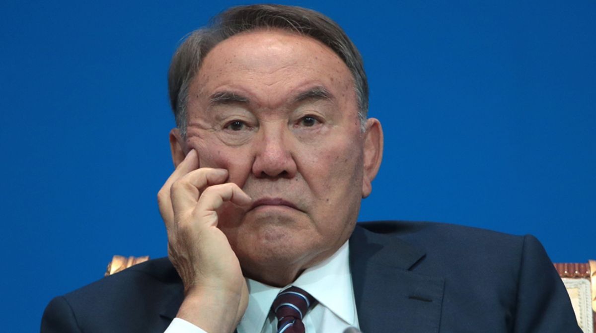 Пенсионер с телохранителями: почему казахстанцев разозлило возвращение Назарбаева